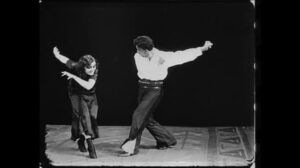 eine Frau und ein Mann tanzen